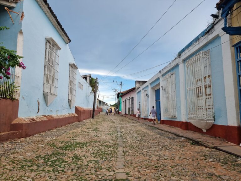 calle en trinidad cuba